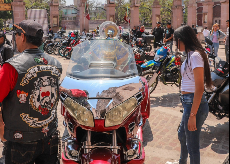 Motoclistas reciben a la Virgen del Favor